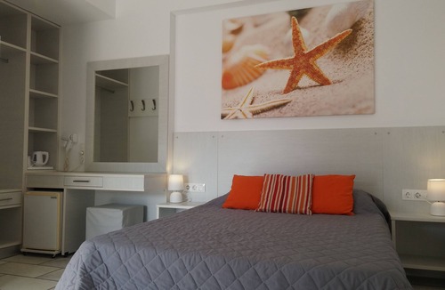Ios Town Hotel | Brothers Hotel Deluxe Double room.