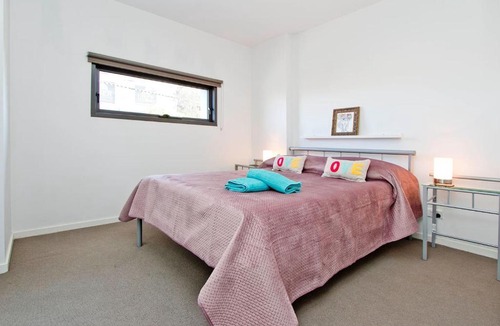 Brunswick Apartment | Brunswick 2 bedrooms w/ Air Conditioning + Balcony
