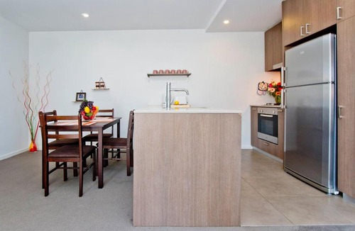 Brunswick Apartment | Brunswick 2 bedrooms w/ Air Conditioning + Balcony