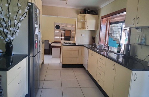 Woree House | BUDGET 3/4Br 2Bath and 2 kitchens in tropical gardens with pool