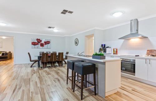 Bulla House | Bulla Hill Villas - Spacious Group Accommodation, 5 Min to Airport
