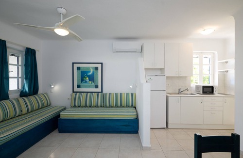 Agios Ioannis House | Bungalow 'Estia House' with Shared Pool, Wi-Fi and Air Conditioning