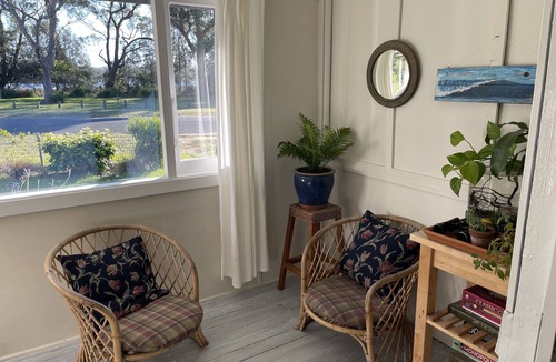 Burrill Lake Cottage | Burrill Lake View Beach Holiday Cottage - pet friendly 🐶