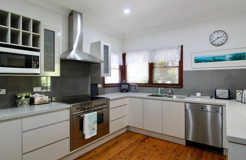 Huskisson House | Burrill's Cedar Cottage - Walking Distance to Water
