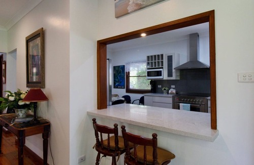 Huskisson House | Burrill's Cedar Cottage - Walking Distance to Water