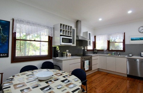 Huskisson House | Burrill's Cedar Cottage - Walking Distance to Water
