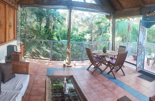 Baulkham Hills House | Bush retreat on the street. 30 mins Bus to city