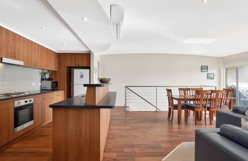 Apollo Bay Apartment | Butter Factory 9 - Absolute Central Position With Ocean Views
