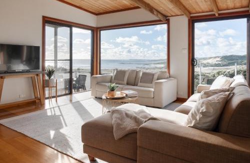 Bungaree House | Buttons By The Beach - beach house on King Island