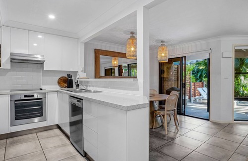 Byron Bay Villa | Calinda Sol 11 - all of Byrons favourite cafes, beaches and stores all within 5 min