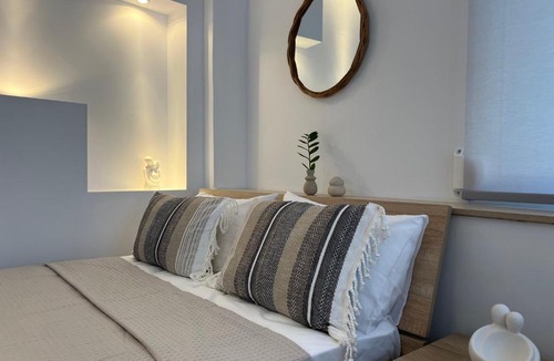 Ermoupoli Apartment | Calm Joy & J - Bee