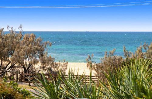 Shelly Beach House | Caloundra Retro Beach House in Front of Ocean