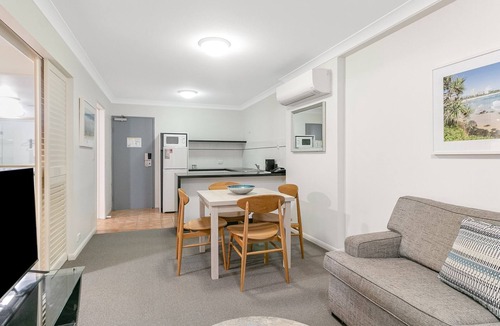Coolangatta Apartment | Calypso Plaza Resort Unit 306 Beachfront location in central Coolangatta with ocean glimpses