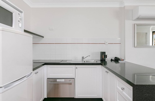 Coolangatta Apartment | Calypso Plaza Resort Unit 306 Beachfront location in central Coolangatta with ocean glimpses