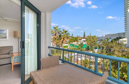 Coolangatta Apartment | Calypso Plaza Resort Unit 306 Beachfront location in central Coolangatta with ocean glimpses