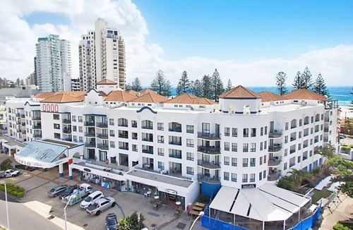 Coolangatta Apartment | Calypso Plaza Resort Unit 306 Beachfront location in central Coolangatta with ocean glimpses