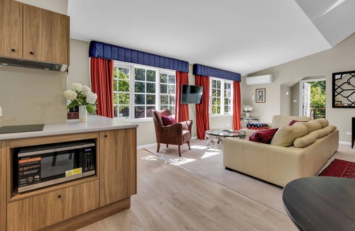 Mount Wilson Cabin | Camellia Lodge | Mt Wilson | 24 acres of Established Heritage Botanical Garden