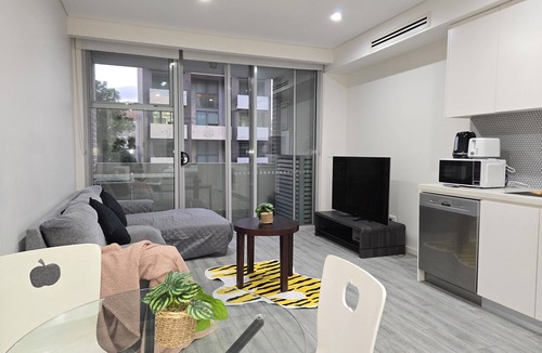Camperdown Apartment | Camperdown one 02 Close to bus stop and SYD CBD
