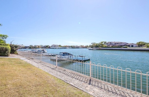 Banksia Beach House | CANAL HOLIDAY HOME!!