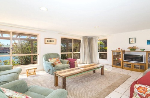 Banksia Beach House | CANAL HOLIDAY HOME!!