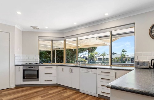 South Yunderup Apartment | Canal-Side Retreat with Private Jetty and Kayaks