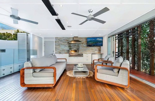 Pelican Waters House | Canalhouse Caloundra—Pontoon, Pool & Pizza Nights