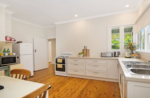 Bowral House | Canary Cottage - opposite Bowral County Club