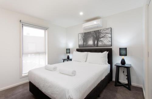 Paynesville Apartment | Captains Cove Resort - Absolute Waterfront Apartments