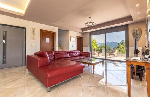 Trifylia Villa | Captivating 3 BR Villa 360º Sea & Mountain Views - Near Kyparissia, Messinias