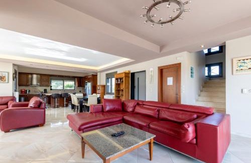 Trifylia Villa | Captivating 3 BR Villa 360º Sea & Mountain Views - Near Kyparissia, Messinias