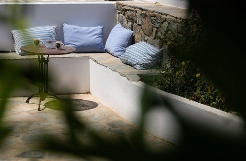 Kastraki House | Care Naxos Family home with 3 bedrooms approximately 60m from Kastraki beach