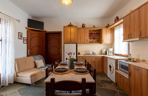 Platis Gialos Apartment | Carnation Rose Family Apartment in Sifnos