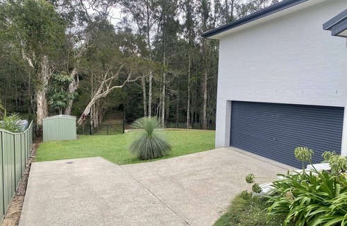 Hyland Park House | Casa De Le Selva - Beautiful split home that has a native bushland outlook.