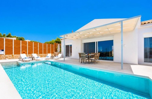 Lakithra Villa | Casa di Pietra - Two Bedroom Villa, Sleeps 4
