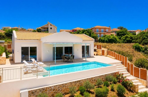 Lakithra Villa | Casa di Pietra - Two Bedroom Villa, Sleeps 4