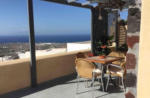 Finikia Apartment | Casa Itaca luxury apartments with private jacuzzi and sea view in Finikia - Oia