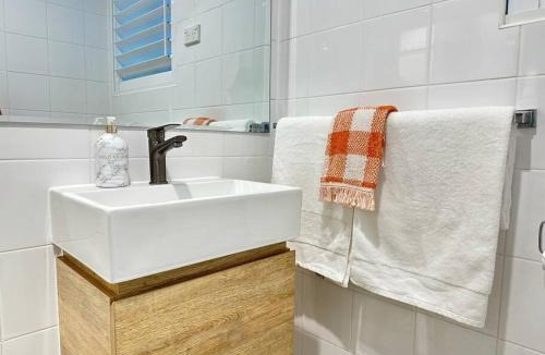 Towradgi Apartment | Casa Solé - Calm 1BR Escape by Towradgi Beach