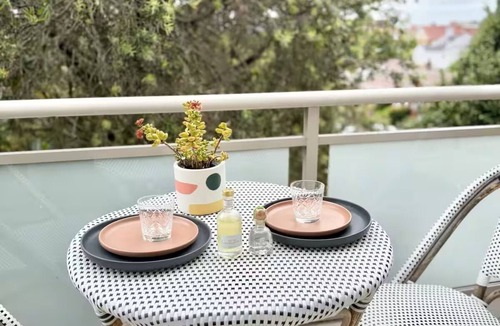 Petersham North Apartment | Cascata - Modern 2 BR 2 Bath Apartment + parking