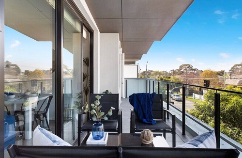 Caulfield North Apartment | Caulfield Elegance: Chic Abode