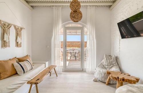 Aliki Apartment | Cavos Paros Veranda, Sea-View Terrace & 2 Bedrooms