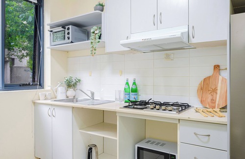 Chinatown Apartment | CBD 3br apt for 8 guests near Train & Shopping in Ultimo