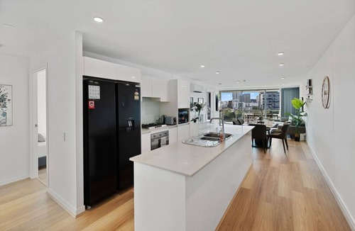 Milton Apartment | CBD Modern 3-Bed Panoramic River View, 2Cars/Pool