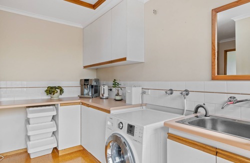 Blackmans Bay House | Cedar Cottages Blackmans Bay