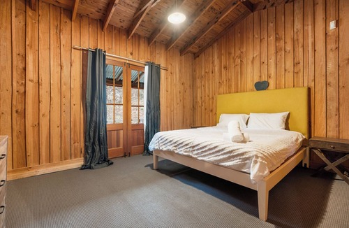 Ophir Cabin | Cedar Log Cabin Bush Retreat – Pet-Friendly | Fire Pit | Wildlife Escape