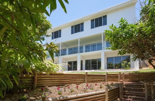 South Gladstone House | Central 5BR +4Bath with pool and sea views