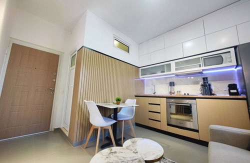 Pogradec Apartment | Central apartment just 20m from the lake – balcony with lake & park view