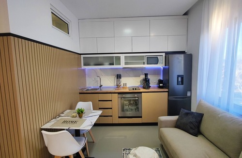 Pogradec Apartment | Central apartment just 20m from the lake – balcony with lake & park view