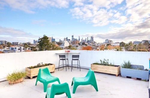 Collingwood North Apartment | Central Classic Collingwood Modern Apt.
