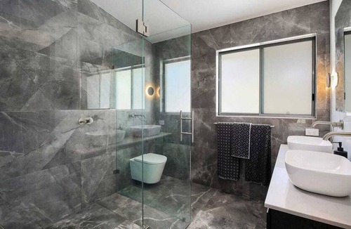 Bateau Bay House | Central Coast - Luxurious Beach House 400m walk to Beach & Cafes