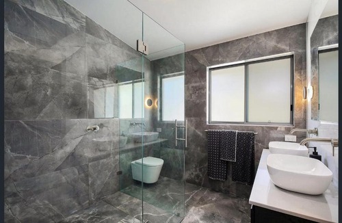 Bateau Bay House | Central Coast - Luxurious Beach House 400m to Beach